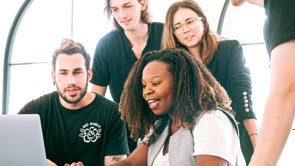 Equipo de Startups con Camisetas Personalizadas en Barcelona